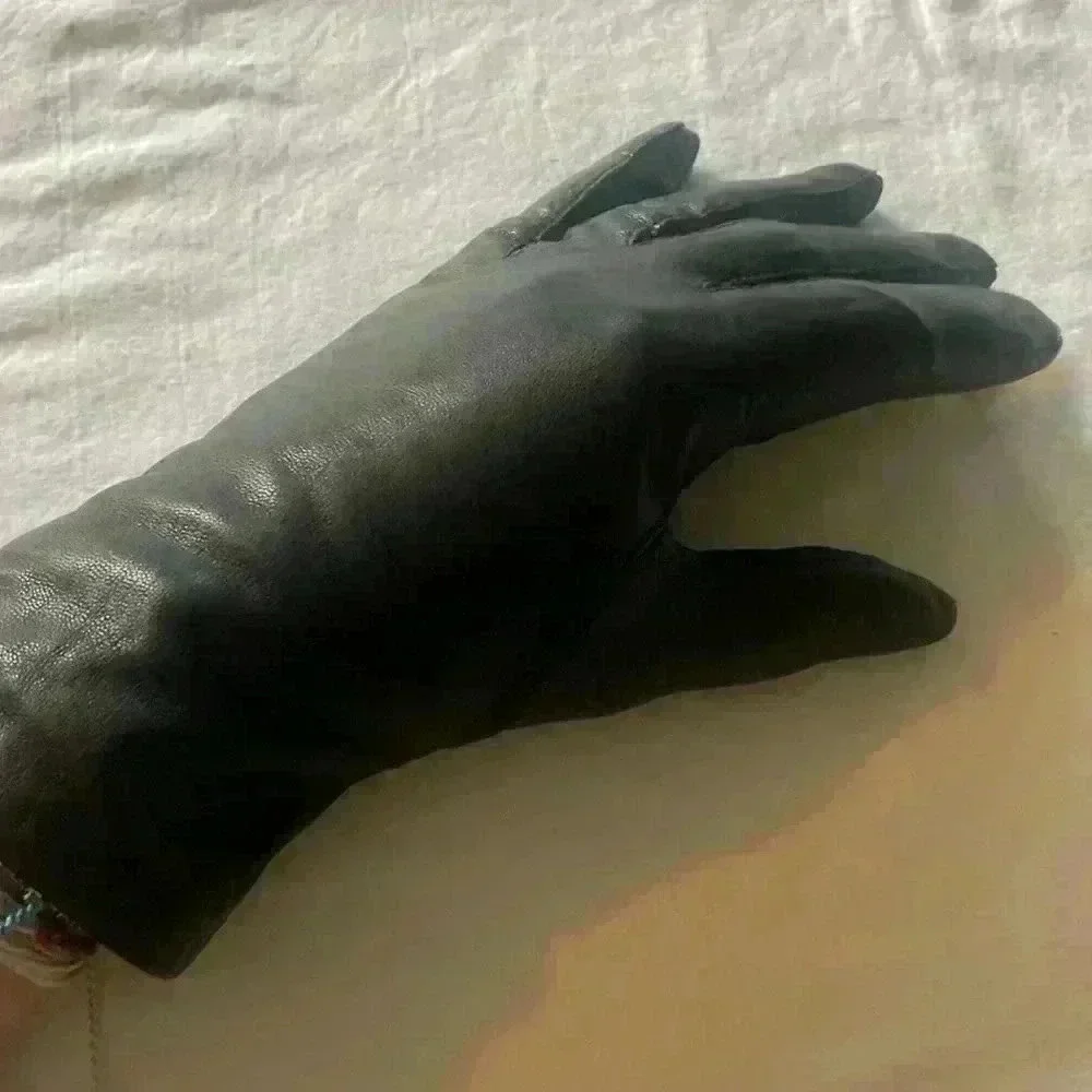Black leather gloves with lining